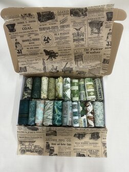   Doosje vol met Tim Holtz Palette Green en Teal. De lapjes zijn F16, oftewel 25x27,5cm en dat 20x.  Ideaal om zo toch een leuk