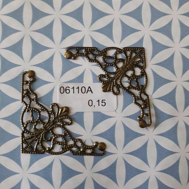 Filigraan 3.5x3.5cm p/st  hoek bewerkt brons