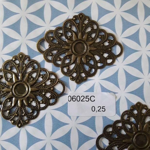 Filigraan 4.8x4cm p/st ruit bewerkt brons