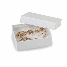 Doos  8.9x8.9x2.3cm p/25st wit 18k 2delig luxe