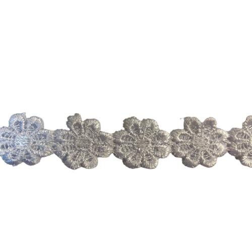 Lint wit 10mm p/m bloemen gehaakt